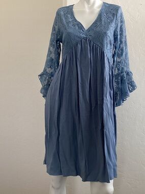 CEst. 1946, excellent condition, blue midi, v-neck, flutter sleeves, lace, dress